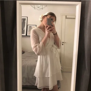 Vit klänning - (Kolla min profil för fler vita klänningar) Säljer min vita klänning från Linn ahlborgs kollektion från NAKD, klänningen är använd under en skolavslutning i 3 timmar, sedan dess har den inte används mer. Priset kan diskuteras💕💕