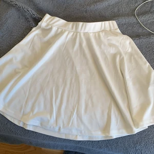 Kjol - En vanlig basic vit kjol, som är nu perfekt till sommaren, kjolen har bara testats så Man kan säga att den är använd en gång :)