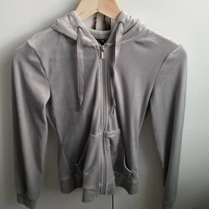 Gina tröja - 100kr + frakt 62kr (162kr totalt) Köpt 2019 men bara använd ett fåtal gånger