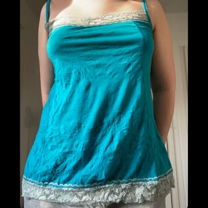 Linne - Turkost linne i storlek M och är jätte bekväm. Har använt ett få tal gånger men är fortfarande i bra skick. 💕