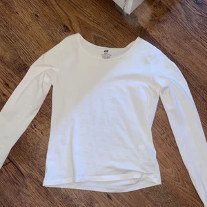 Tröja  - En vanlig vit tröja som nu är för liten och därför säljs bra kvalite och knappt använd!💕 frakt tillkommer 