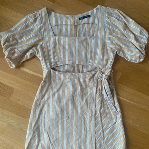 Randig klänning  - Jättesöt randig klänning med lite olika detaljer, perfekt nu till sommaren i strl M köpt på Zara