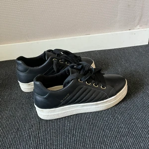 Gant Sneakers - Använda fåtal gånger. Fint skick! Säljes då de inte används. Nypris: 1200kr men säljer för 700kr. För fler bilder eller frågor hör av dig! Du står för frakten!