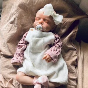 Reborn Rosalie  - Jag säljer nu min reborn som kommer med certifikat och en rese outfit som inte är någon av den på bilden. Hon väger inte så mycket men är väldigt mysig och vacker! Vid mer bilder och information dm:a mig!