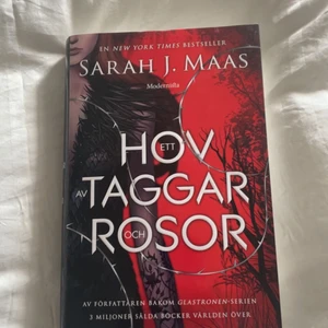 Ett hov av taggar och rosor - Säljer ”Ett hov av taggar och rosor” av Sarah J Maas, påbörjat den men inte läst klart, fint skick, nypris 199 kr. Står ej för frakten. 💗💘💗💘