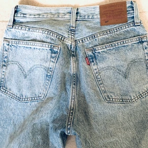 LEVI’S 501  w24 l30 - Levis 501or stl 24x30. Toppskick! Knappt använda pga för små för mig. Raw hem, dvs avklippta 1cm så ingen söm längst ned på byxbenen. 