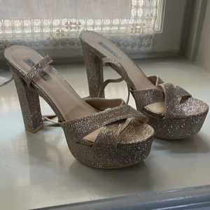 Klackskor  - Använda endast en gång. Supersköna att gå i. Riktigt snygga 