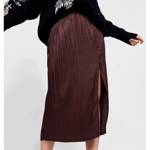 Satin kjol  - Brun/röd högmidjad kjol från Zara i satin. Använd endast en gång, inga defekter. Storlek XS men skulle säga S-M.