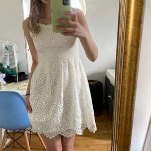 Vit sommarklänning🤍 - Jättefin klänning perfekt till student, skolavslutning eller bara sommarens alla tillfällen. Från bubbleroom och storlek XS. Trots att den bara är använd en gång finns vissa fläckar, men de är knappt synliga.🤍