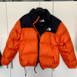 North face jacka puffer - Orange North face jacka med dun i superfint skick! Snyggt oversize och lagom puffig. 