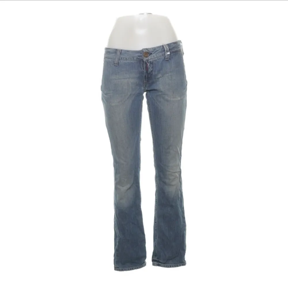 Så snygga lågmidjade jeans från replay, köpta på Sellpy. . Jeans & Byxor.