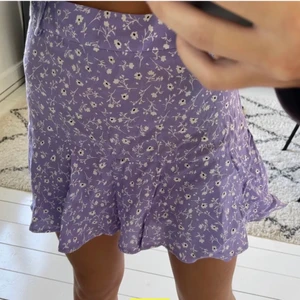 Sommarkjol - Säljer denna kjol som jag köpte på zara som tyvärr inte kommer till användning! Den är i storlek S men skulle passa från XS-M på grund av att man kan justera själv i midjan💓