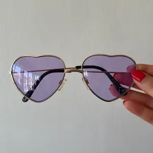 hjärtformade solglasögon med lila glas