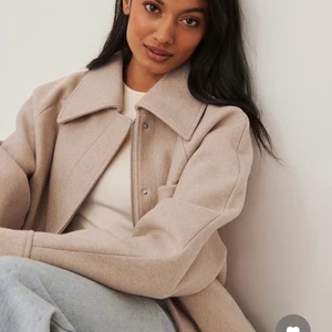 Vårjacka - Säljer na-kd populära jacka i den beiga färgen, då den inte kommit till använding så mycket. Supersnygg att ha till våren och passar till vad som helst. Den är fortfarande ren och fin och har inga fläckar eller är smutsig✨✨✨🤪Nypriss: 699kr köp direkt för 599kr, lägsta bud 350kr. 