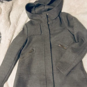 ZARA xs utan päls  - Oanvänd jacka- perfekt till våren 