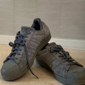 Adidas superstar grå mocka - Adidas superstar i grå mockaliknande material, nästan helt oanvända storlek 43/44