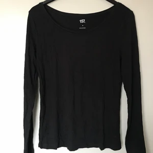 Lager 157 svart långärmad tröja stl M - Helt ny och aldrig använd! Har även två av dessa! Själva tröjan är väldigt pösig och i skönt material.