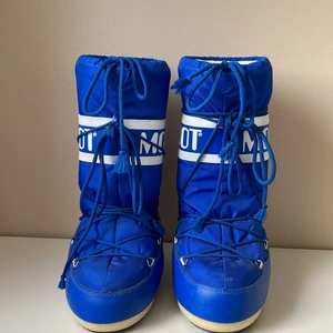 MOON BOOTS - Jätte snygga moon boots, som nya då dem endast är använda två gånger då jag inte haft användning av dem. 