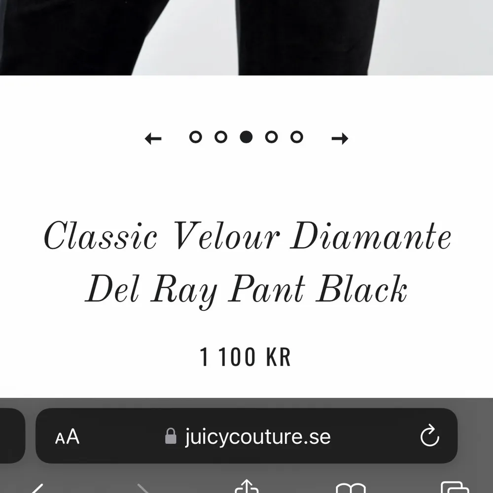 Classic velour Diamante Del Ray pant black. Svarta byxor i velour och färgen svart. Storlek S. Står ”Juicy” där bak. Endast använda 1 gång och sedan svättade. Helt som nya. Kan mötas upp i Skåne annars frakta.. Jeans & Byxor.