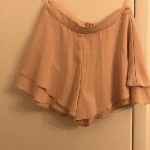 Shorts med volang strl 36 - Rosa shorts med volang strl 36, aldrig använda