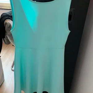 Klänning  - Turkos klänning från H&M