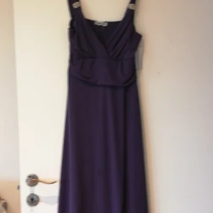 Ny Klänning fint matrial. Stl M - Klänning i fint stretchigt material. Storlek M. Nypris 499kr. Aldrig använd. Nu pris 180kr plus fraktkostnad på på 66kr tillkommer. På pris. 