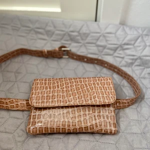 Vero Moda midjeväska (NY) - Mindre midjeväska i beige med justerbart midjeband. Helt ny, aldrig använd.