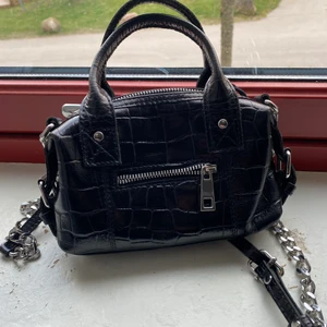 Nunoo väska  - Supersöt väska som tyvärr aldrig kommit till användning. En mindre väska som är perfekt att festa med! Nyskick, köpt för 800 kr! Köparen står för frakten ❤️