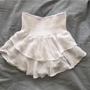 S/M - (Lånad bild men säljer exakt en likadan) En super fin trendig vit volangkjol perfekt till sommaren!🌺☀️Bra skick då den inte har kommit till någon användning, frakten står köparen för, hör av vid mer frågor!☺️☺️