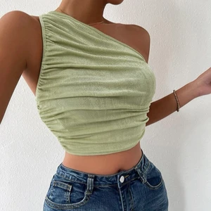 Topp från Shein - Superfin topp från Shein! Aldrig använd, bara testad. Säljer då färgen inte riktigt passade mig🤍 strl S, 85kr, gratis frakt💕