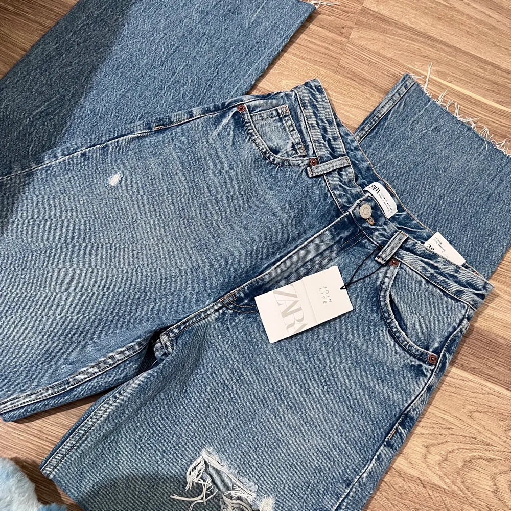 Zara jeans i storlek 36, helt ny och oanvänd , prislapp sitter kvar! Kontakta mig för flera bilder 💞😊 . Jeans & Byxor.