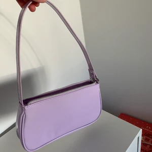 Väska  - Säljer min väska från hm använd 1 gång! Bra skick inga skador. Köpt för 99kr💕