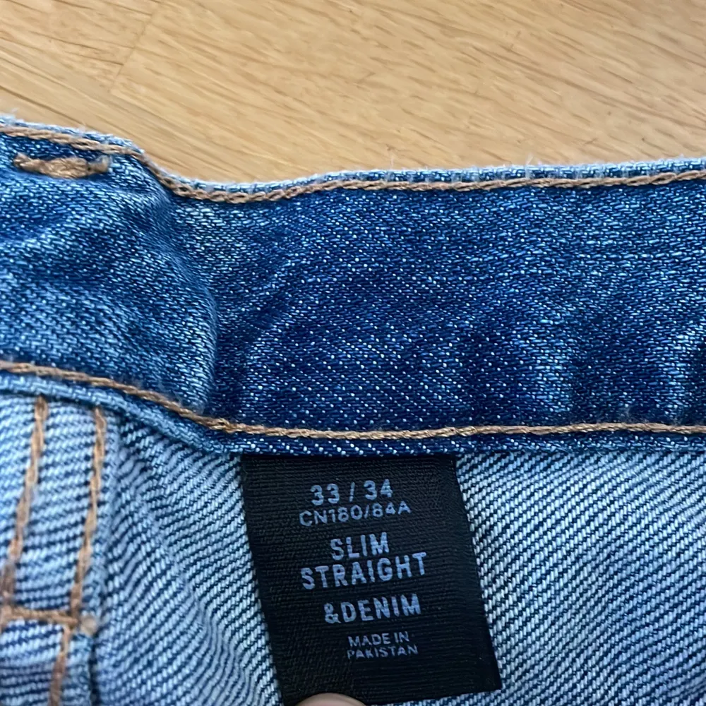 Säljer mina H&M jeans 33W 34L pga att de blivit för små och för korta, är 202cm lång och de är ca 10cm för korta.. Jeans & Byxor.