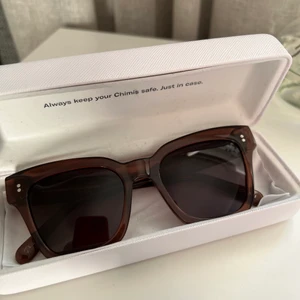 Chimi 07 Brown  - Säljer dessa superfina chimi glasögon i modellen/färg 07 Brown🤎Köpta förra sommaren men endast använda max 5 gånger! Superbra skick och inga märken eller repor! Ordinarie pris 1100 kr. 