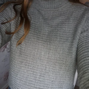 Tröjor  - Tröjor säljes för utgångspris 30kr/styck eller 50kr för alla. Bild 1- strl M märke hollys. Bild 2- Märke gina strl S. Bild 3- märke Gina strl XS