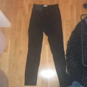 Svarta jeans - Ett par svarta skinny jeans ifrån hm, de är i storlek 36 men är väldigt små i storleken så skulle säga ca 32-34. 