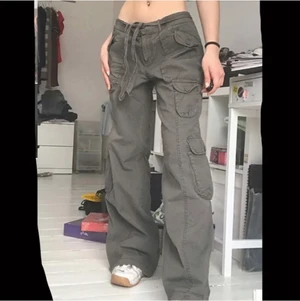 Cargopants  - (inte jag på bilden och inte samma byxor på andra bilden) säljer mina trendiga oanvända cargo pants💓 Innerbenslängden är 73 cm och midjemåttet är 78 cm ! dom är inte lika baggy som på bilden ! lägger ut igen pga oseriösa köpare KÖP DIRKET FÖR 400 kr