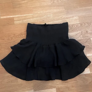 Volangkjol - Säljer denna fina svarta volangkjol från shein, då den inte längre kommer till användning. Väldigt stretchig. Buda i kommentarerna ❗️köparen står för frakten som är 52kr❗️