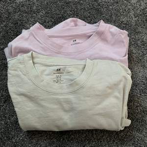 Säljer två st snygga baggy t-shirts från H&M som är gråa och rosa, köp båda för 100kr eller 50kr st! Perfekta för sommaren eller våran