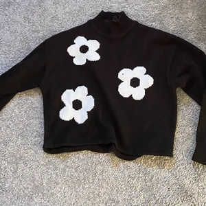 Tröja från hm - Säljer denna tröja från hm i strl XS, knappt använd och i bra skick, säljer för 80kr, frakt kan diskuteras