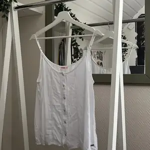 Fint vitt linne med fina detaljer perfekt för sommaren
