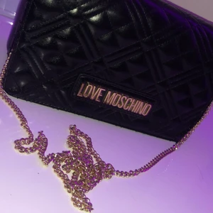 Moschino - Säljer min fina Moschino väska. Kvaliteten är fortfarande som ny och inte en endaste skråma. Du behöver denna!