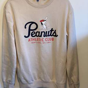 En Peanuts sweatshirt från H&M i storlek S. Frakten kan bli billigare/dyrare beroende på vikten:)