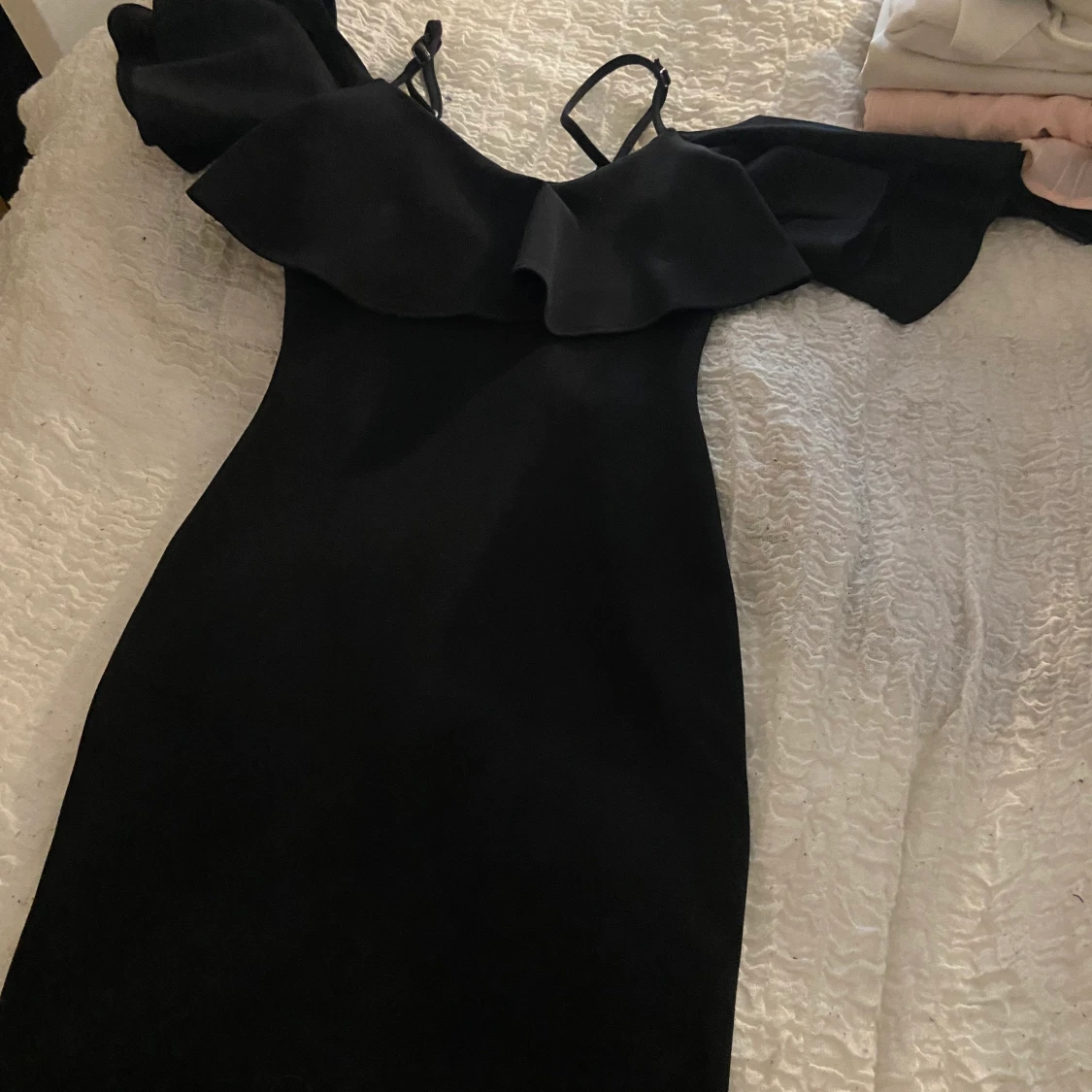 Klänning figursydd med volang