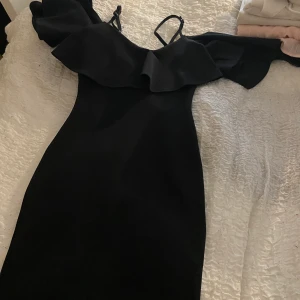 Klänning figursydd med volang - Jättefin klänning, använd endast en gång. 