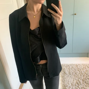 Svart jacka - Svart jacka som liknar den från djerf avenue lite. Kan mötas eller så står köparen för frakten 