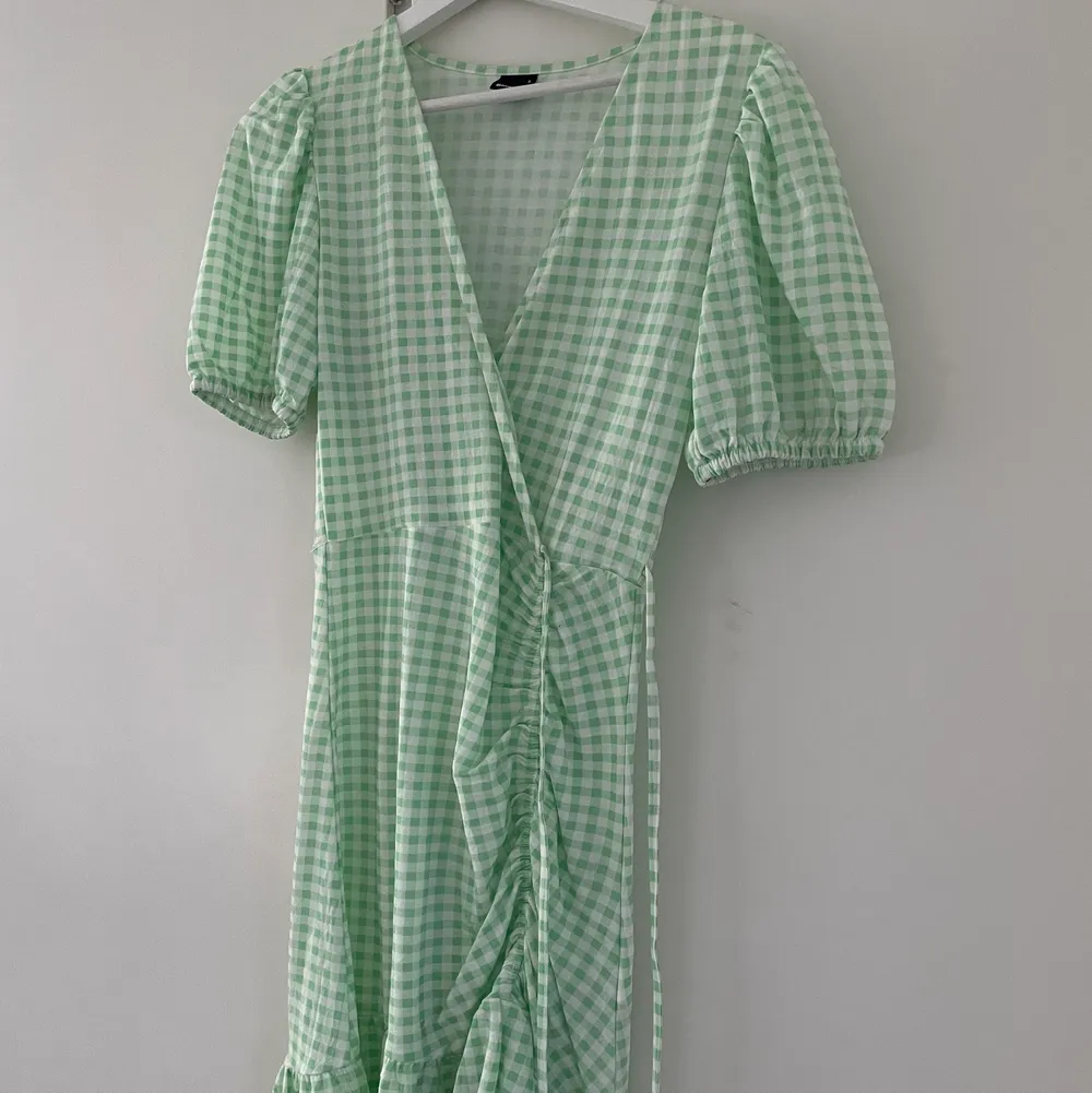 Grön rutig klänning från ginatricot köpt förra året och endast använd 1 gång. 💚🤍 . Klänningar.