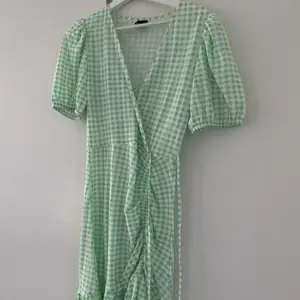 Grön rutig klänning från ginatricot köpt förra året och endast använd 1 gång. 💚🤍 