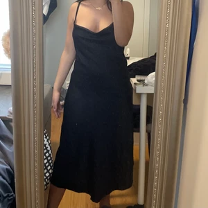 Vero Moda, Klänning - Detta är en svart Vero Moda klänning i storlek L, köpt för 350, säljer för 250, pris går o diskutera 