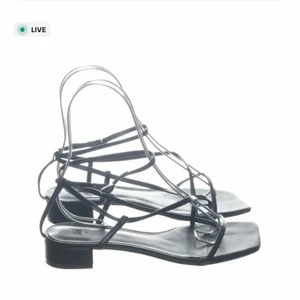 Klackskor med remmar  - Sandaler med låg klack och tunna remmar i svart fejkläder. Från H&M storlek 37, använda två gånger. Frakt tillkommer.